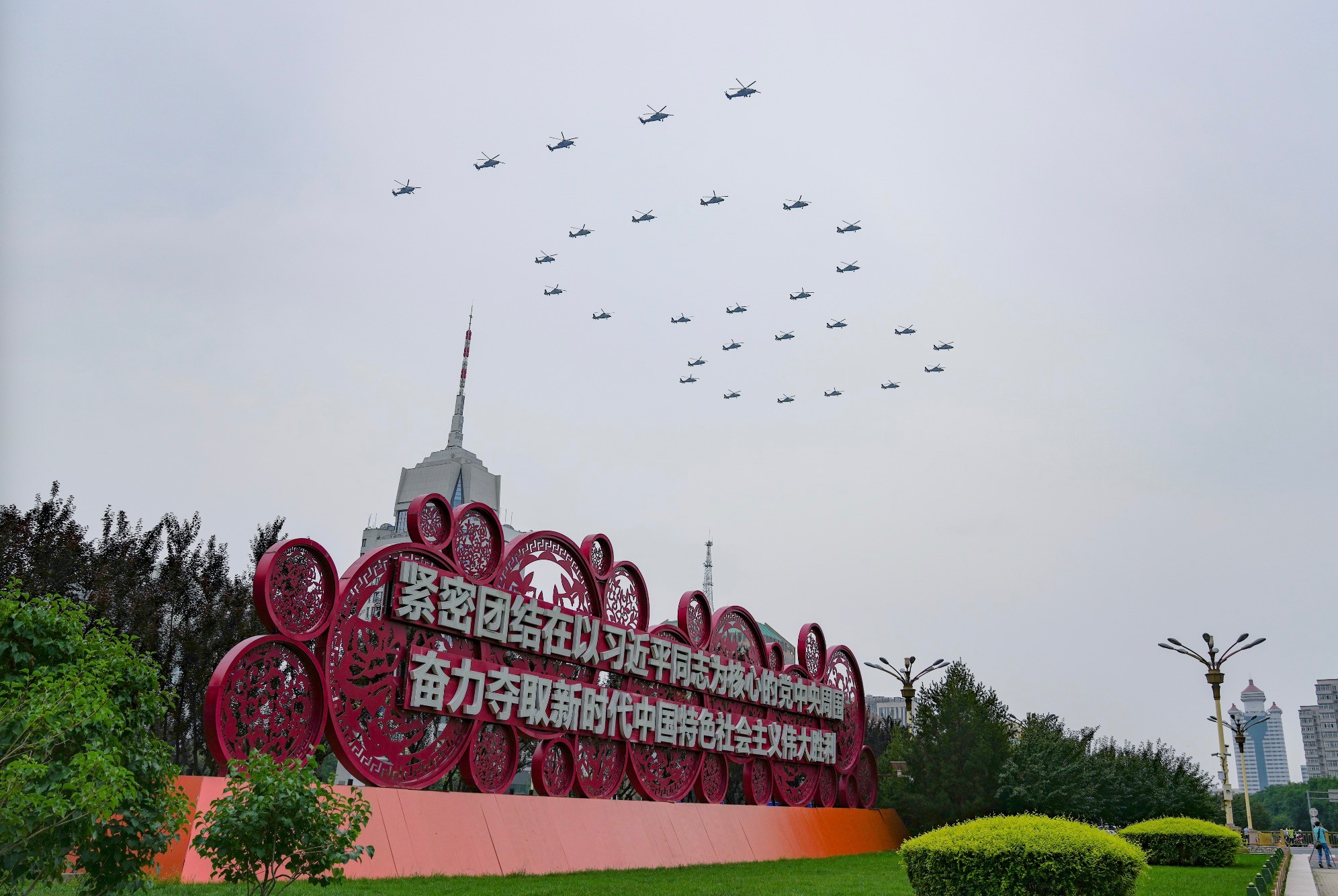 首次!大規(guī)模殲20飛過(guò)天安門(mén)廣場(chǎng)